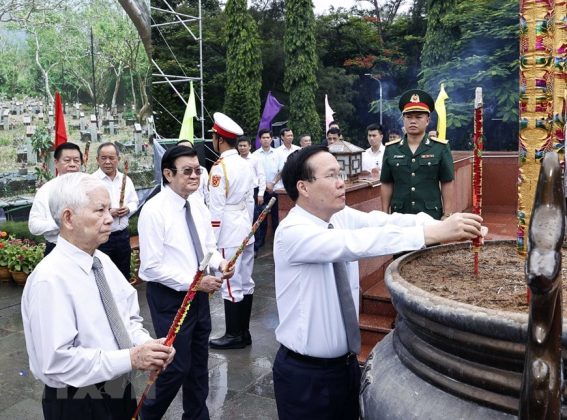 3 min 47 567x420 - Chủ tịch nước dâng hương tưởng niệm các anh hùng liệt sỹ tại Côn Đảo