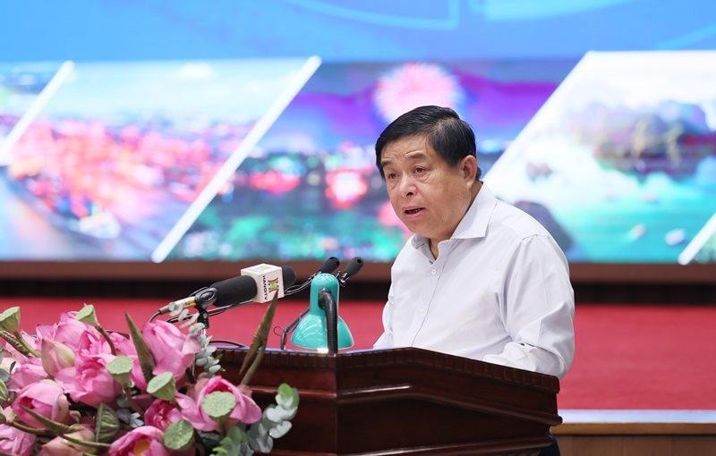 Bộ trưởng Bộ Kế hoạch và Đầu tư Nguyễn Chí Dũng trình bày báo cáo tại hội nghị.
