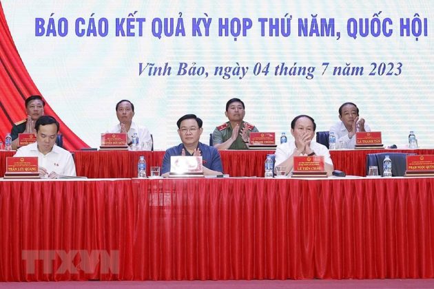 Chủ tịch Quốc hội Vương Đ&igrave;nh Huệ tiếp x&uacute;c cử tri huyện Vĩnh Bảo