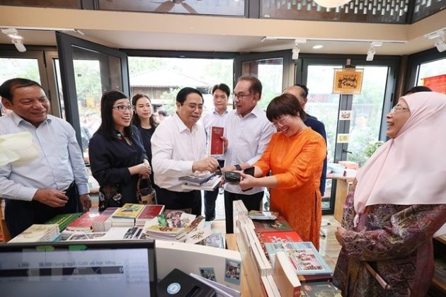 3 min 60 630x420 - Thủ tướng Việt Nam và Malaysia cùng thăm phố sách, thưởng thức càphê