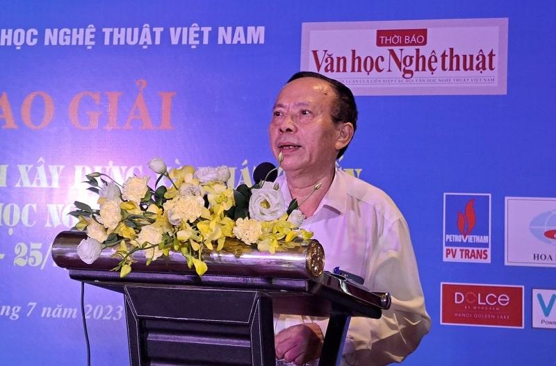 Nhà văn, nhà báo Hoàng Dự - Tổng Biên tập Thời báo Văn học Nghệ thuật phát biểu tại Lễ trao giải