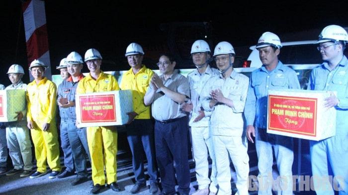 Thủ tướng thăm hỏi, trao tặng quà động viên cán bộ, công nhân tại công trường