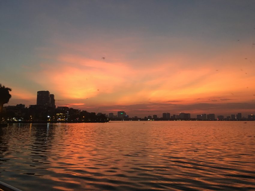 Ngắm hoàng hôn hồ Tây là một trải nghiệm vô cùng thú vị 2