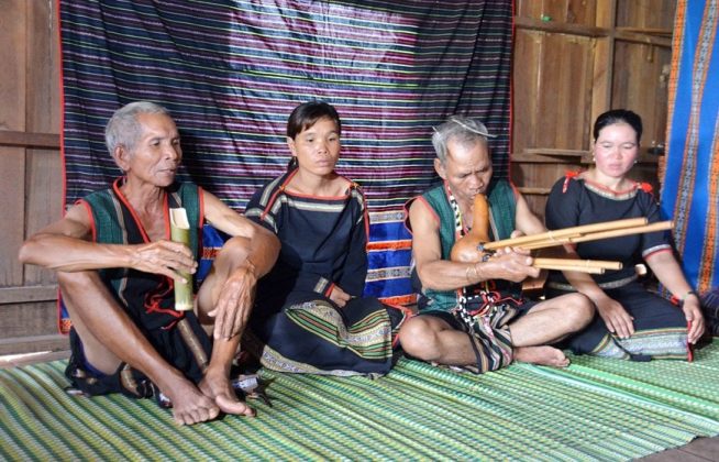Tiết mục thổi k&egrave;n Đing năm v&agrave; kể khan trong Lễ mừng thọ của người M&rsquo;n&ocirc;ng.