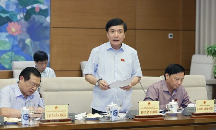 Tổng thư k&yacute; Quốc hội, Chủ nhiệm Văn ph&ograve;ng Quốc hội B&ugrave;i Văn Cường ph&aacute;t biểu.