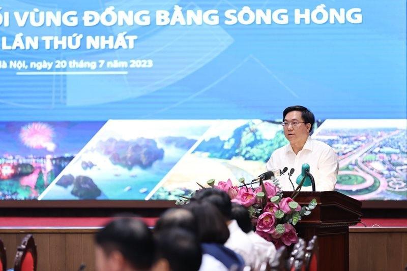 Thứ trưởng Bộ Kế hoạch và Đầu tư Trần Duy Đông công bố quyết định thành lập Hội đồng điều phối vùng đồng bằng sông Hồng.