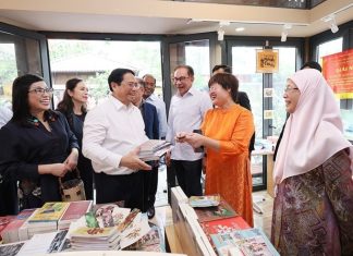 Thủ tướng Việt Nam và Malaysia cùng thăm phố sách, thưởng thức càphê
