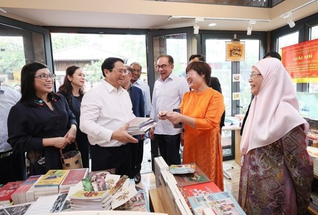 4 min 61 620x420 - Thủ tướng Việt Nam và Malaysia cùng thăm phố sách, thưởng thức càphê