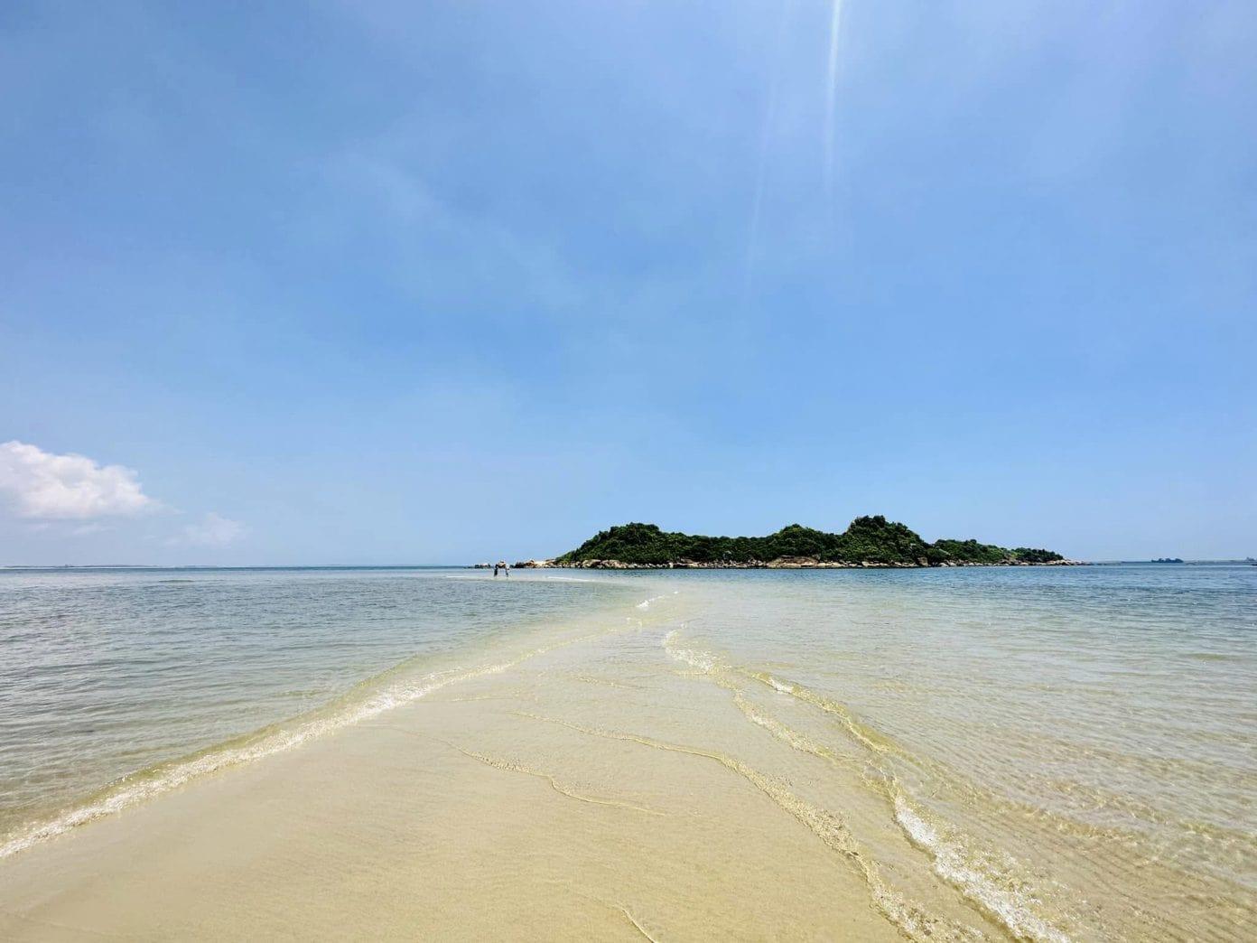 Sa Cần nằm ở xã Bình Thạnh, huyện Bình Sơn, nơi sông Trà Bồng đổ ra biển. Cửa biển Sa Cần còn được gọi là Thế Cần hay Thái Cần là một trong những cửa biển nổi tiếng ở tỉnh Quảng Ngãi. Sa Cần nằm ở xã Bình Thạnh, huyện Bình Sơn, nơi sông Trà Bồng đổ ra biển. Cửa biển Sa Cần còn được gọi là Thế Cần hay Thái Cần là một trong những cửa biển nổi tiếng ở tỉnh Quảng Ngãi.