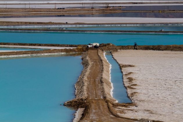 Sự thay đổi m&agrave;u sắc trong ao l&agrave; do nồng độ lithium trong nước thay đổi; ao m&agrave;u xanh nhạt hơn c&oacute; nồng độ lithium cao hơn. Ảnh: John Clausen/Times-Bonanza