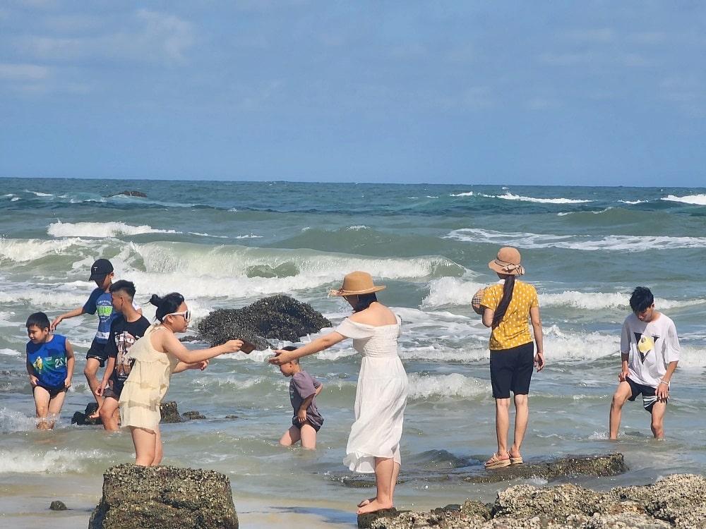 Du khách đến với Quan Lạn ngày một đông hơn.