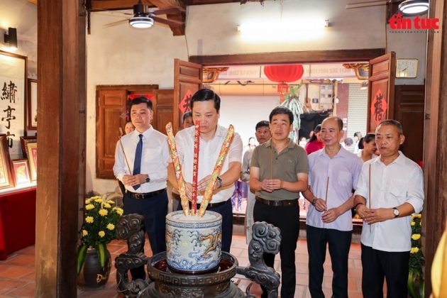 L&atilde;nh đạo quận Ho&agrave;n Kiếm c&ugrave;ng c&aacute;c đại biểu d&acirc;ng hương tại đ&igrave;nh T&uacute; Thị.