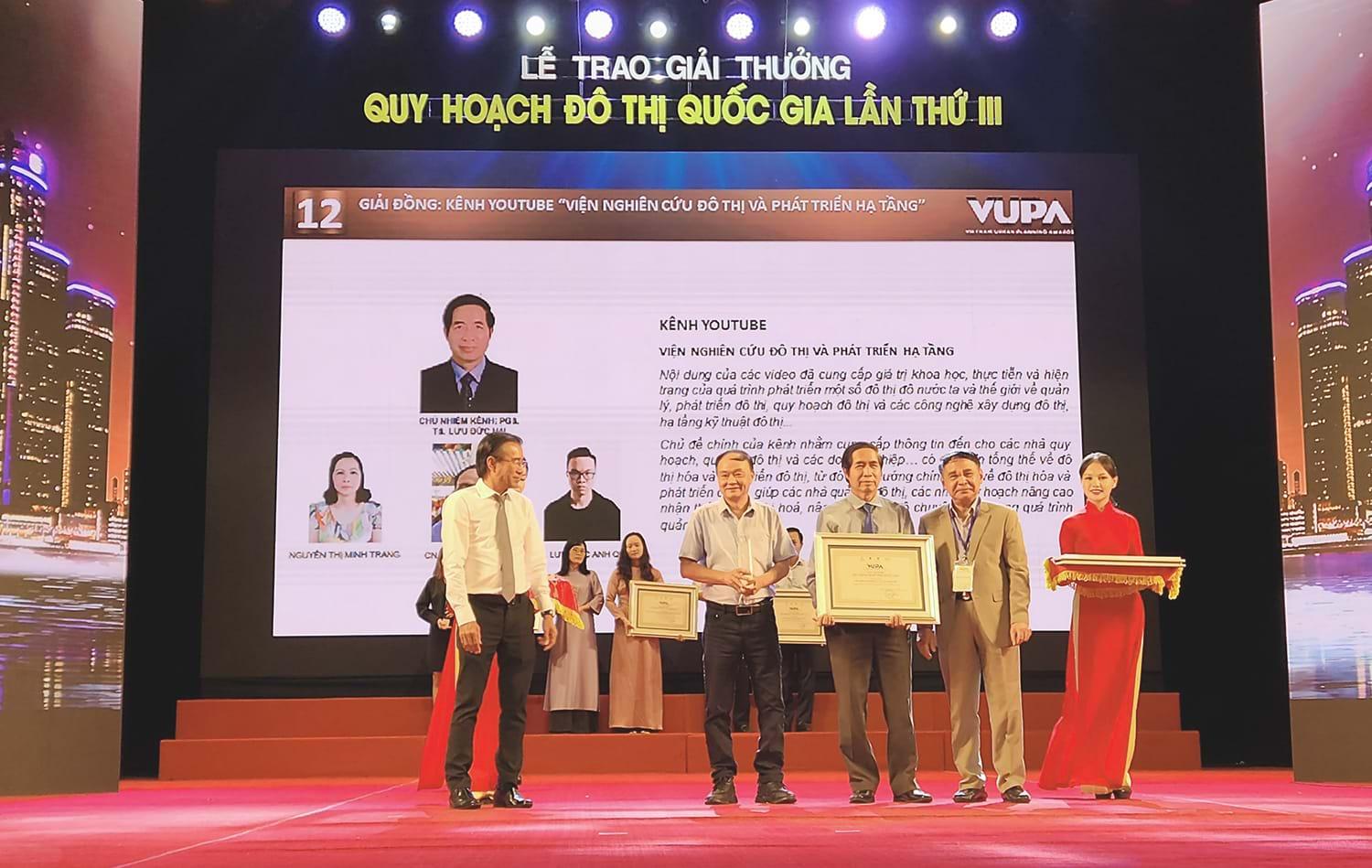 PGS-TS. Lưu Đức Hải, Viện trưởng Viện Nghiên cứu đô thị và Phát triển hạ tầng (thứ ba từ phài sang), nhận giải Đồng cho tác phẩm kênh youtube Viện Nghiên cứu đô thị và Phát triển hạ tầng.