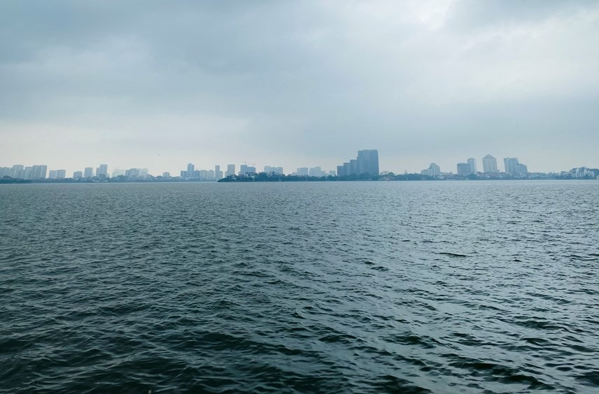 Ngay cả trong những ngày thời tiết âm u, hồ Tây vẫn có một nét đẹp rất riêng. 
