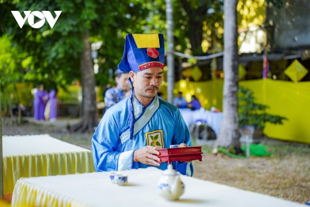 Kh&ocirc;ng gian đ&agrave;n tế &Acirc;m hồn được bố tr&iacute; trang trọng, người tham gia lễ tế phải mặc &aacute;o d&agrave;i trang nghi&ecirc;m.