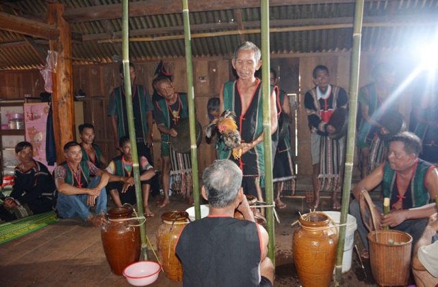 Thầy c&uacute;ng cầu khấn mong thần linh ph&ugrave; hộ cho người được mừng thọ c&oacute; sức khỏe, sống l&acirc;u c&ugrave;ng con ch&aacute;u.