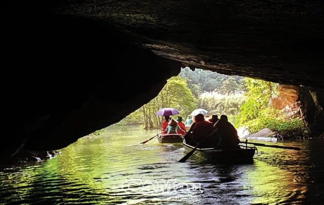 Tham quan c&aacute;c hang động xuy&ecirc;n thủy huyền b&iacute;.