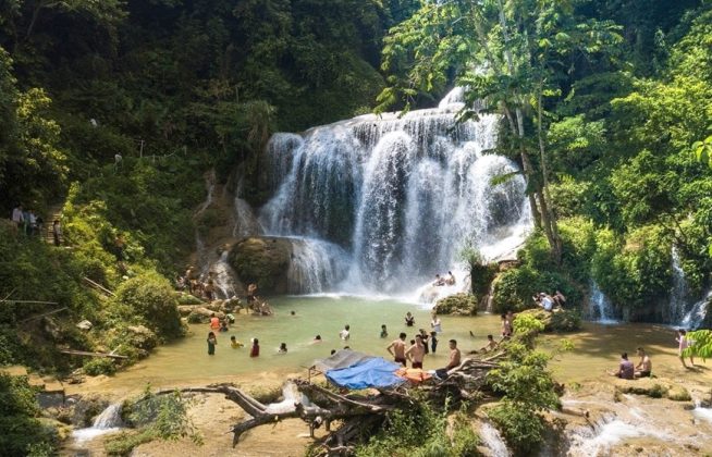 Du kh&aacute;ch đến tham quan v&agrave; vui chơi dưới ch&acirc;n th&aacute;c Mu.