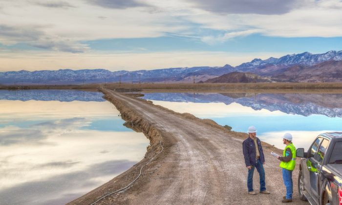 Lithium được chiết xuất bằng c&aacute;ch sử dụng c&aacute;c ao bốc hơi ở mỏ Silver Peak gần Tonopah, Nevada. Ảnh: Albemarle Corp.