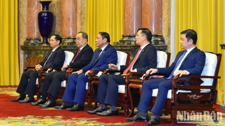 Bộ trưởng Ngoại giao B&ugrave;i Thanh Sơn, Chủ nhiệm Văn ph&ograve;ng Chủ tịch nước L&ecirc; Kh&aacute;nh Hải, Bộ trưởng Văn h&oacute;a, Thể thao v&agrave; Du lịch Nguyễn Văn H&ugrave;ng c&ugrave;ng c&aacute;c th&agrave;nh vi&ecirc;n đo&agrave;n Việt Nam tại buổi tiếp.