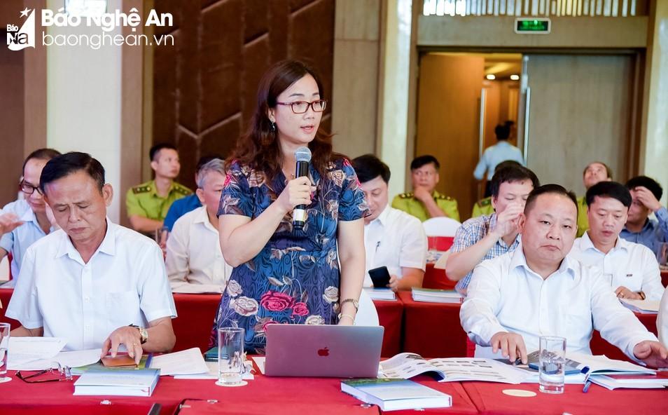 Các đại biểu tham luận tại buổi tọa đàm. 