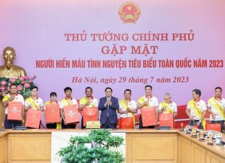 Thủ tướng Phạm Minh Chính gặp mặt người hiến máu tình nguyện tiêu biểu