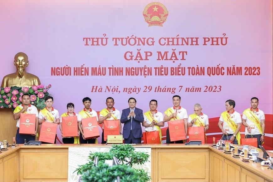 Thủ tướng Phạm Minh Chính gặp mặt người hiến máu tình nguyện tiêu biểu
