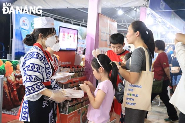 Đến với lễ hội, người d&acirc;n c&oacute; cơ hội thưởng thức những m&oacute;n ăn đặc trưng của đất nước Nhật Bản. Ảnh: X,D
