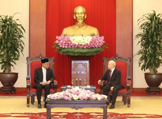 Tổng B&iacute; thư Nguyễn Ph&uacute; Trọng tiếp Thủ tướng Malaysia Anwar Ibrahim.