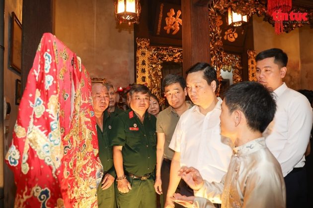 Nghệ nh&acirc;n Vũ Văn Giỏi giới thiệu sản phẩm như &aacute;o Th&aacute;i tử triều Nguyễn, &aacute;o C&ocirc;ng ch&uacute;a triều Nguyễn, Long b&agrave;o m&ocirc; phỏng... với từng đường kim, mũi chỉ được phục dựng thủ c&ocirc;ng.