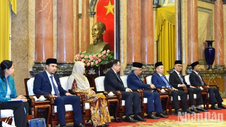 Đo&agrave;n đại biểu cấp cao th&aacute;p t&ugrave;ng Thủ tướng Malaysia Anwar Ibrahim tại buổi tiếp.