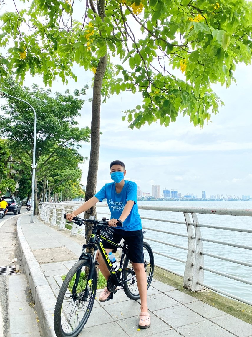 Hoạt động đạp xe vòng quanh hồ Tây được khá nhiều người yêu thích. 