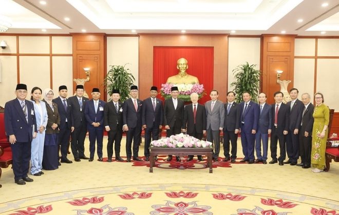 Tổng B&iacute; thư Nguyễn Ph&uacute; Trọng v&agrave; Thủ tướng Malaysia Anwar Ibrahim c&ugrave;ng c&aacute;c đại biểu chụp ảnh chung.