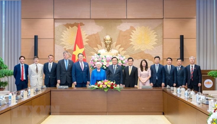 Chủ tịch Quốc hội Vương Đ&igrave;nh Huệ chụp ảnh lưu niệm với đại biểu.