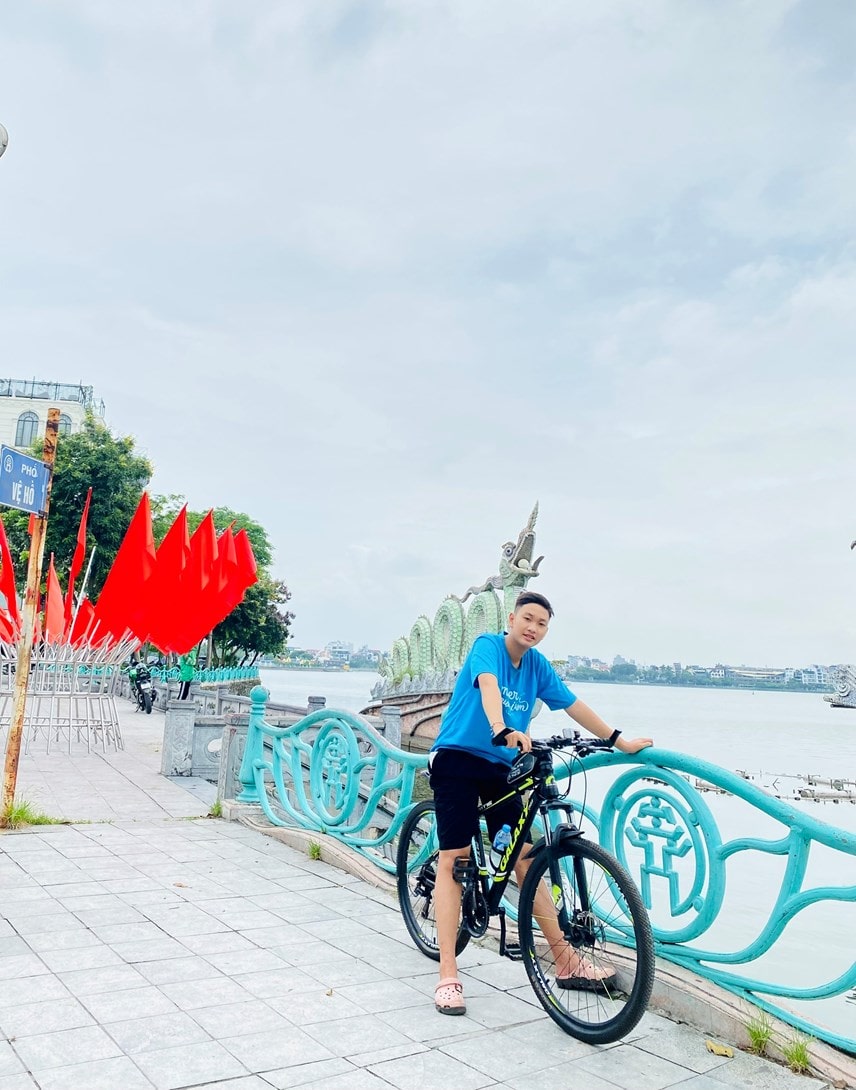 Hoạt động đạp xe vòng quanh hồ Tây được khá nhiều người yêu thích. 2