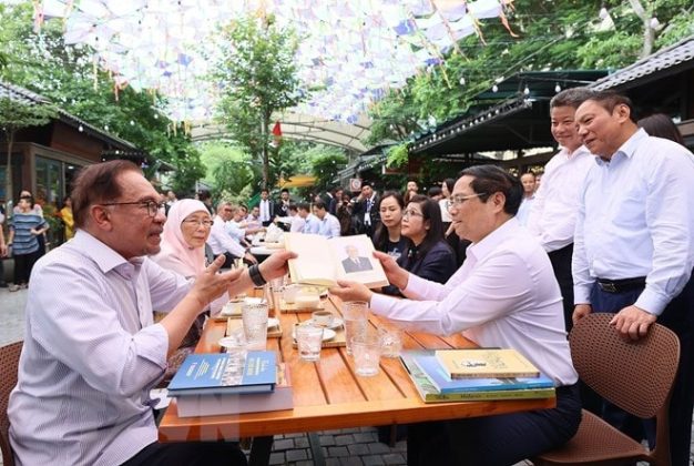 8 min 22 626x420 - Thủ tướng Việt Nam và Malaysia cùng thăm phố sách, thưởng thức càphê