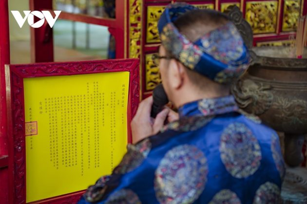 Trong lễ tế, người sướng lễ đọc ch&uacute;c văn hồi tưởng về sự kiện ng&agrave;y kinh đ&ocirc; Huế thất thủ năm 1885 v&agrave; sự ra đời của đ&agrave;n &Acirc;m hồn.