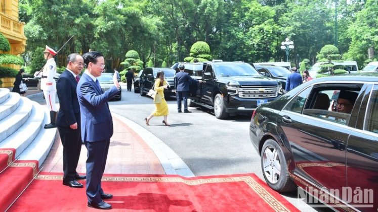 Chủ tịch nước V&otilde; Văn Thưởng ch&agrave;o từ biệt Thủ tướng Malaysia Anwar Ibrahim sau buổi tiếp.