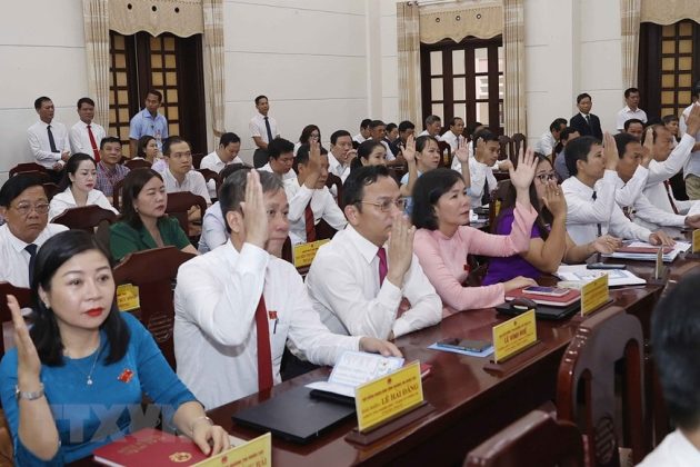 Đại biểu biểu quyết th&ocirc;ng qua chương tr&igrave;nh kỳ họp.
