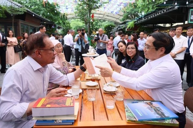9 min 25 631x420 - Thủ tướng Việt Nam và Malaysia cùng thăm phố sách, thưởng thức càphê