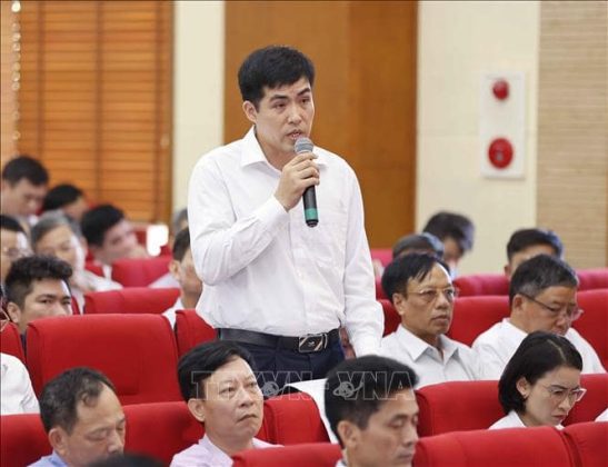 Cử tri Nguyễn Qu&yacute; Hưởng ph&aacute;t biểu về ch&iacute;nh s&aacute;ch t&iacute;n dụng.