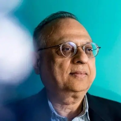 Arun Bansil, Giáo sư vật lý nổi tiếng của trường Đại học Northeastern (Mỹ), chụp ảnh chân dung trong tòa nhà ISEC. Arun Bansil, Giáo sư vật lý nổi tiếng của trường Đại học Northeastern (Mỹ), chụp ảnh chân dung trong tòa nhà ISEC.