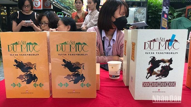 “Dân du mục” là bộ ba tác phẩm của nhà văn Ilyas Yesenberlin (1915-1983), gồm các tập: “Thanh kiếm yêu thuật”, “Tuyệt vọng” và “Hãn Kene”.