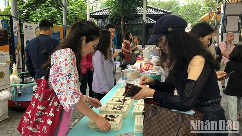 Bạn đọc tìm mua bộ sách "Dân du mục" tại Phố sách Hà Nội.