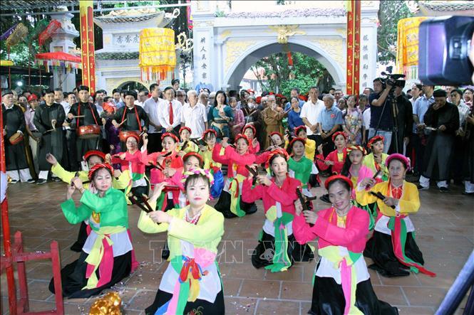 Bieu dien mua xanh tien tai le Khai mac le hoi Den Lanh Giang 2023 min - Lễ hội đền Lảnh Giang: Tưởng nhớ các vị tướng có công đánh giặc giữ nước