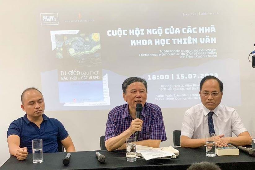 Các diễn giả tại buổi giới thiệu sách.