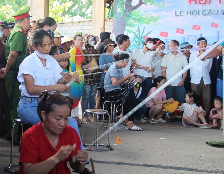 Các nữ nghệ nhân thi đan lưới.