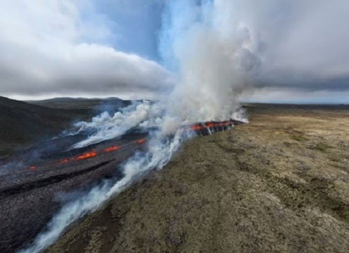 Núi lửa tiếp tục phun trào gần thủ đô Reykjavik của Iceland