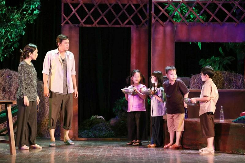 Cảnh trong vở kịch nói "Cho tôi xin một vé đi tuổi thơ" của sân khấu Hồng Hạc.