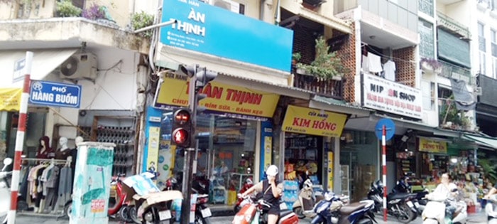 Đầu phố Hàng Buồm.